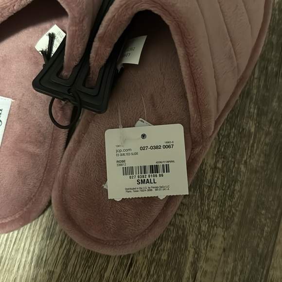 NWT Never Worn “rose” slippers - Picture 2 of 3